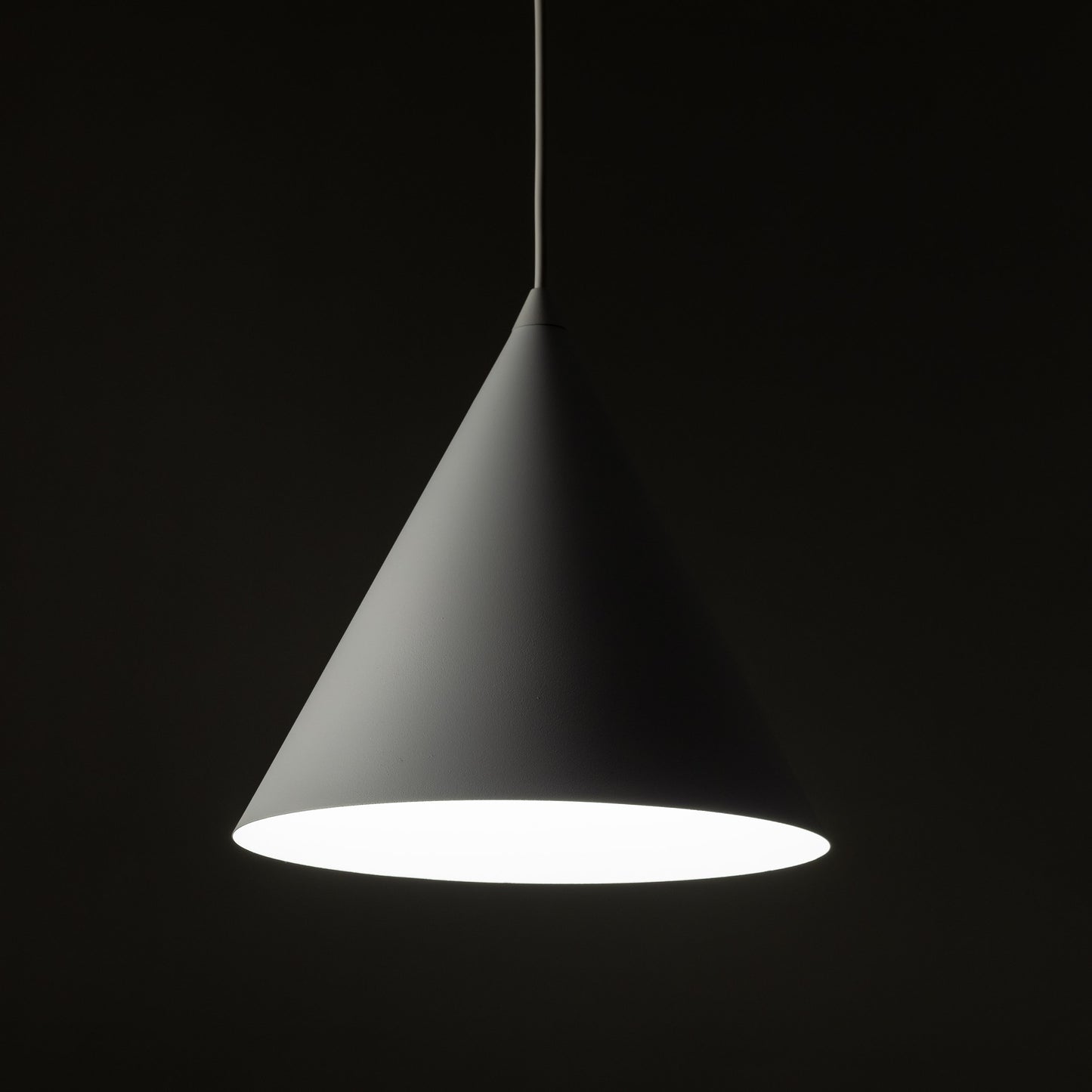 Suspension CONO blanche de taille moyenne, moderne et minimaliste