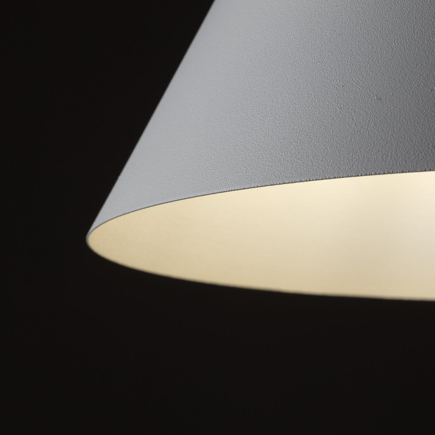 Suspension CONO blanche de taille moyenne, moderne et minimaliste