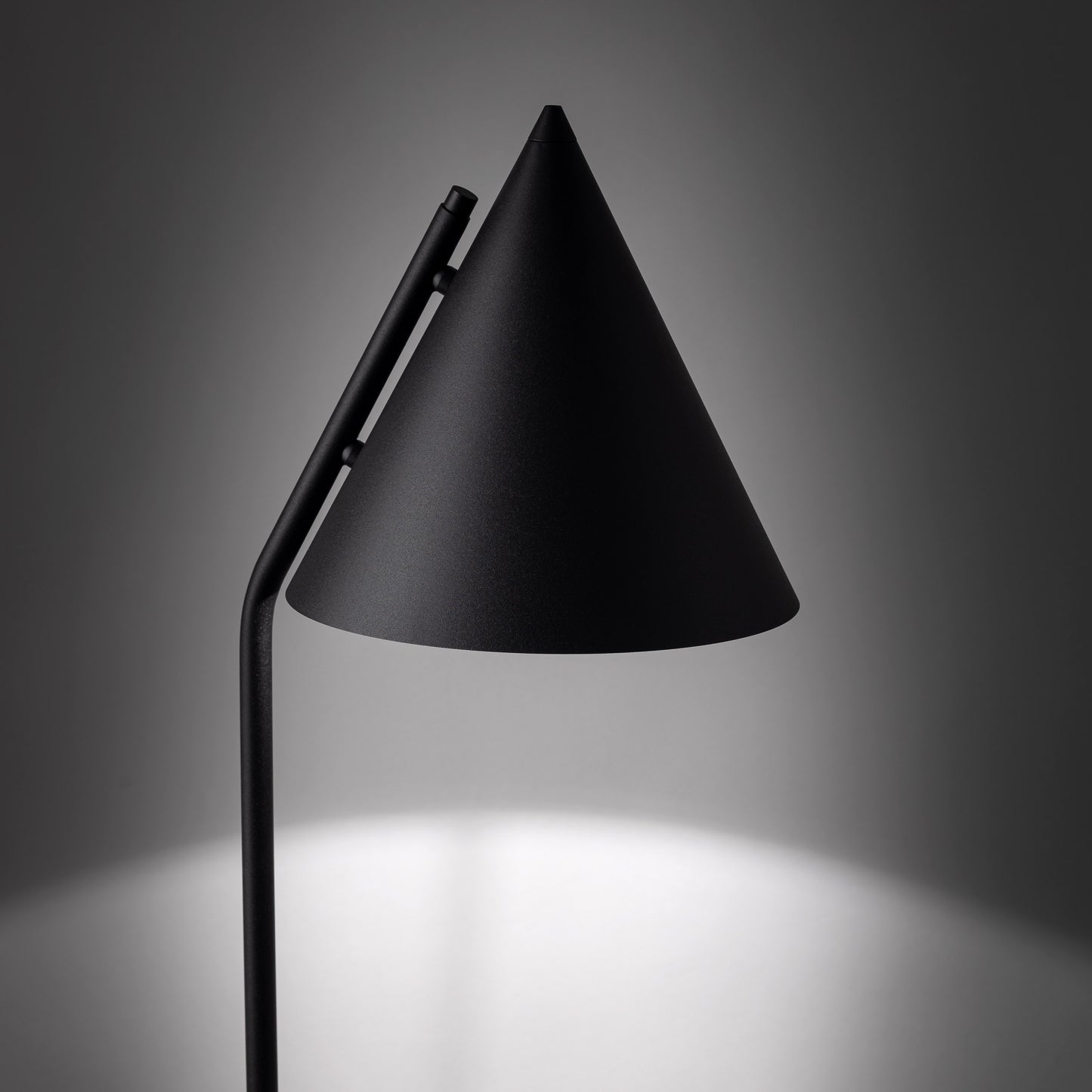 Lampadaire minimaliste moderne noir CONO