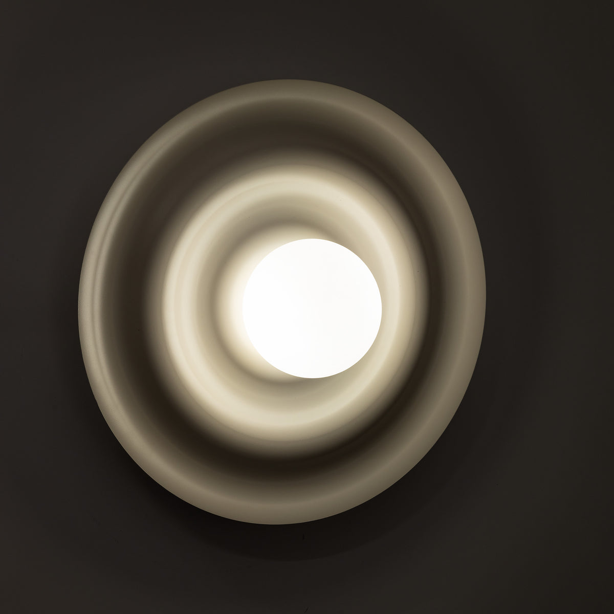 Close view of the wave-formed edge on the ONDA cashmere beige steel disc